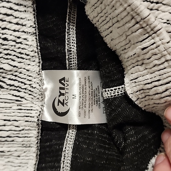 Zyia Shorts - Picture 2 of 3